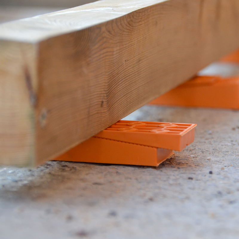 Cales orange sous une poutre en bois.