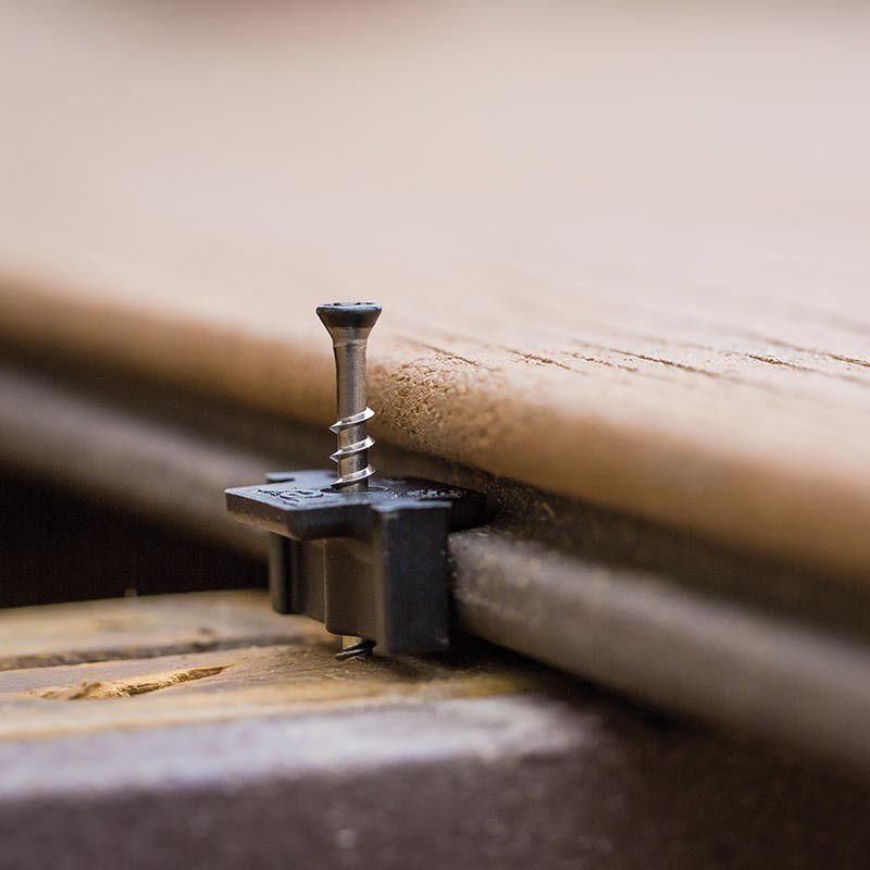 Vis fixant une planche de bois.