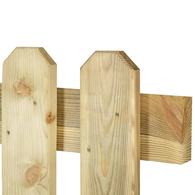 Clôture en bois brut.