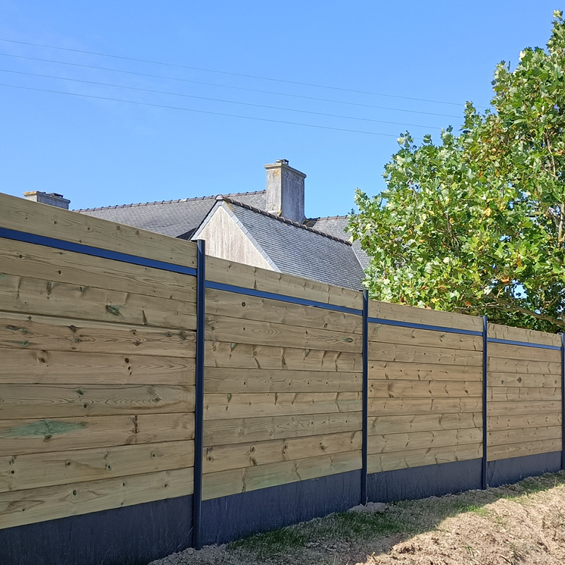 Clôture en bois devant une maison.