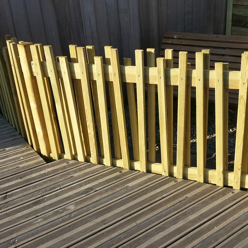 Clôture en bois sur terrasse en bois.