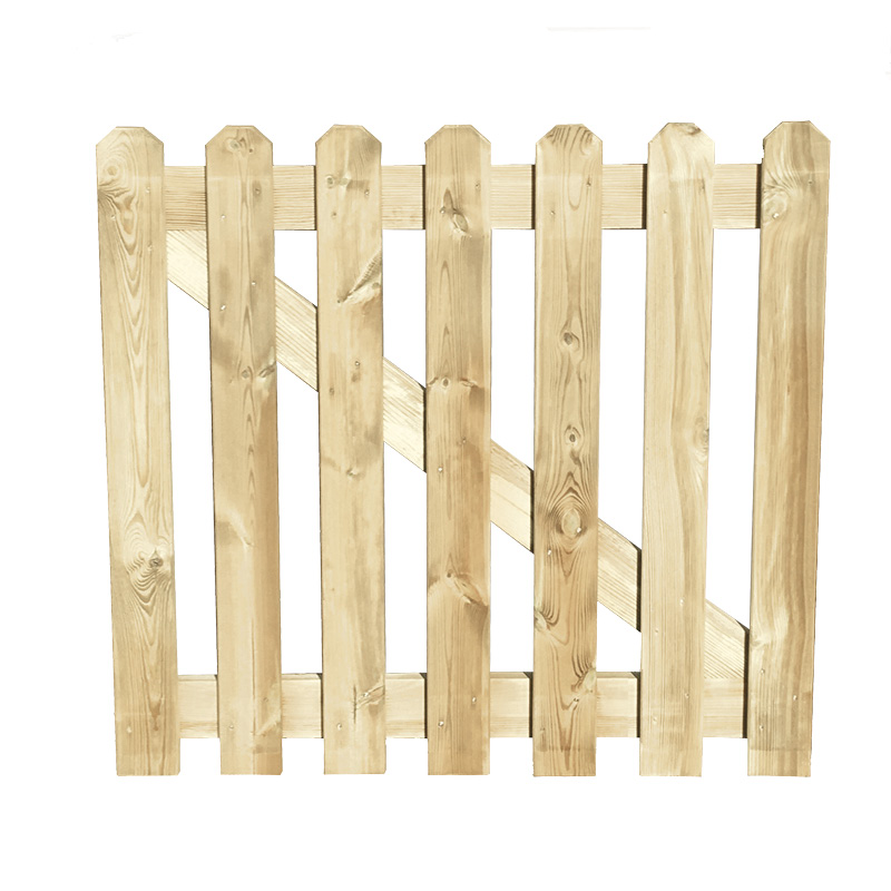 Barrière en bois naturel avec planches verticales.