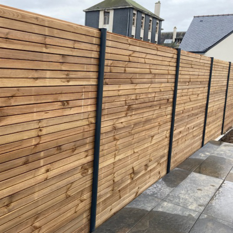 Clôture en bois moderne avec poteaux métalliques.