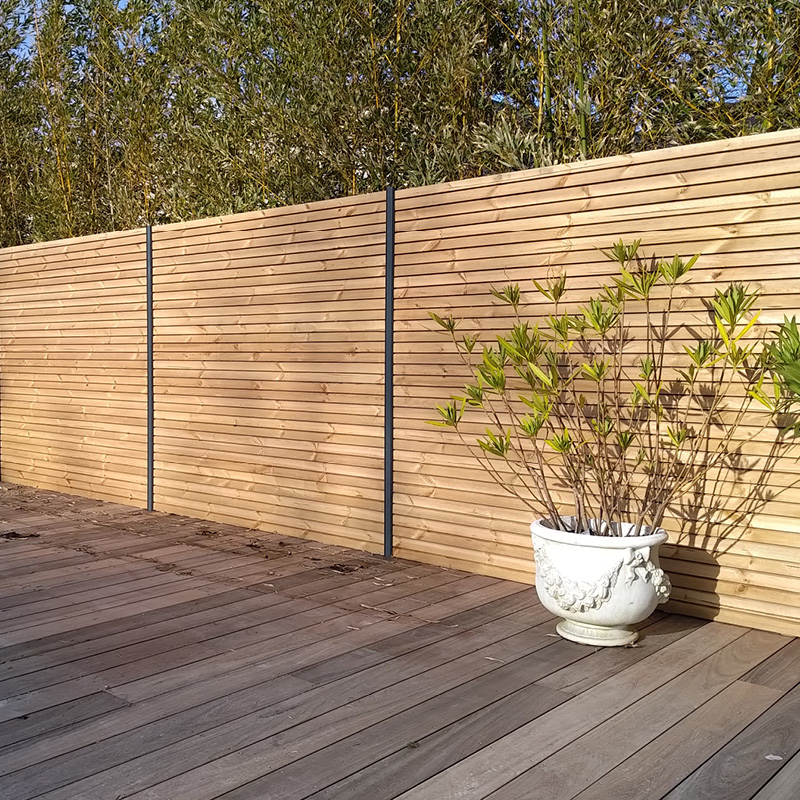 Clôture en bois avec plante en pot.