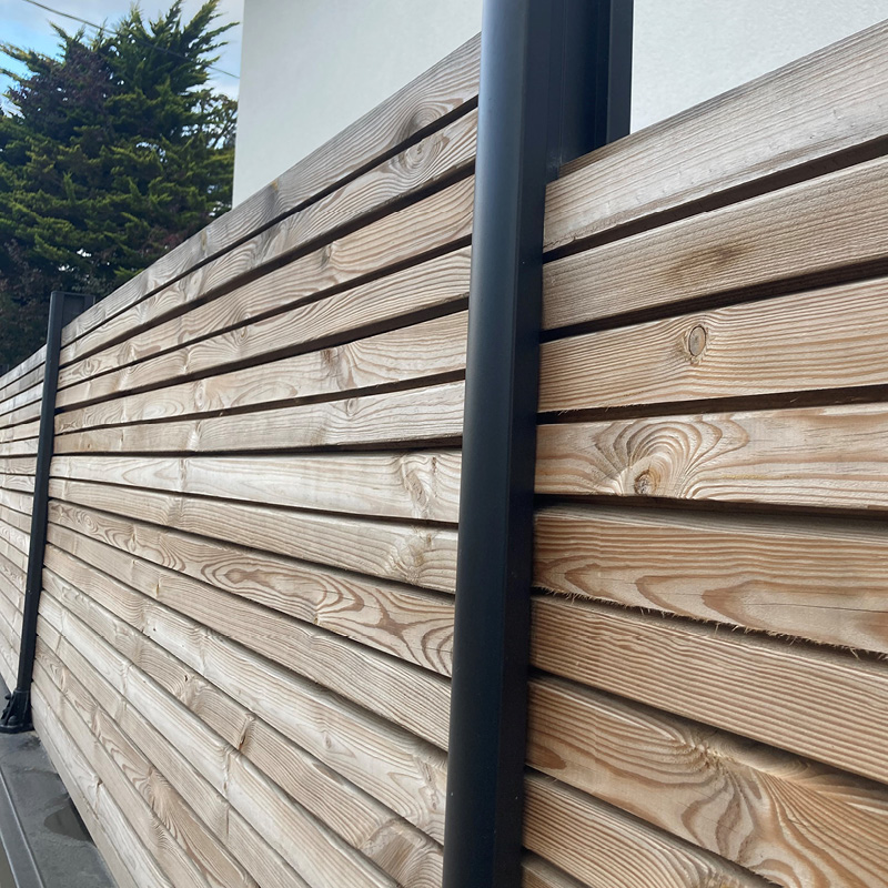 Clôture en bois avec structure métallique noire