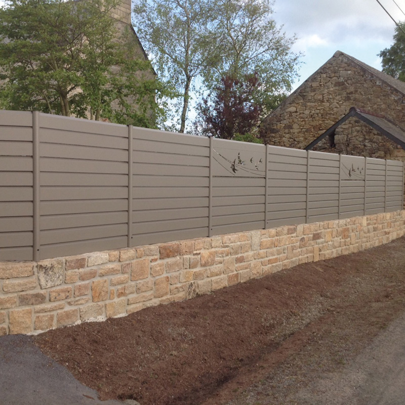 Clôture moderne en bois sur mur en pierre
