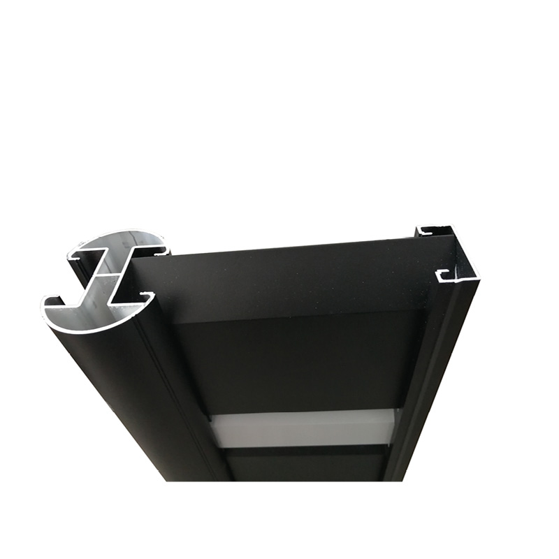 Profilé aluminium noir en coupe.