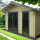 Abri de jardin moderne en bois avec grandes fenêtres