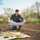 Homme planifiant un aménagement de jardin extérieur