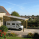 Camping-car garé sous un abri en bois