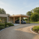 Maison moderne avec carport et jardin paysager