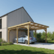 Maison moderne avec carport en bois et voiture