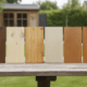Échantillons de bois avec différentes teintes sur table extérieure