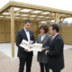 Présentation d’un carport en bois à des clients