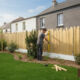 Installation d’une clôture en bois dans un jardin