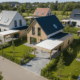 Maisons modernes avec jardins et carports en bois
