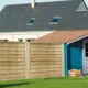 Clôture en bois devant maison moderne
