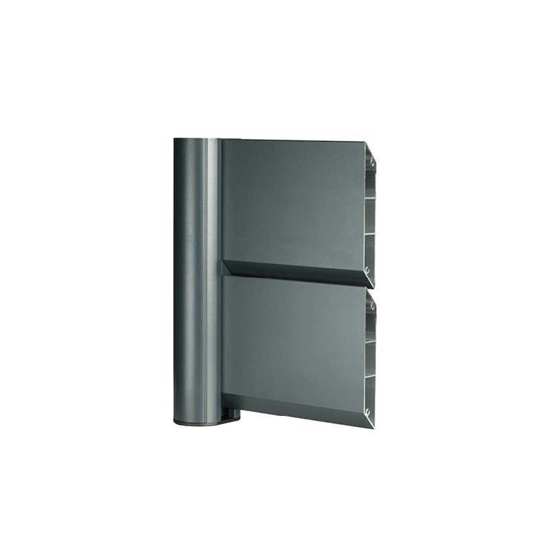 Charnière métallique industrielle grise, vue de côté.