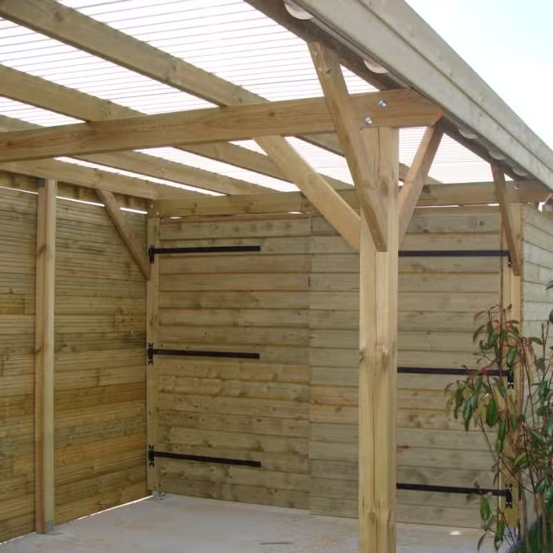 Abri en bois avec toit en polycarbonate.