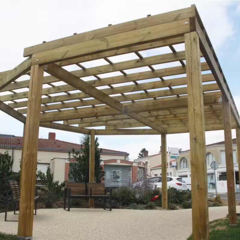 Pergola en bois avec bancs dans un parc.