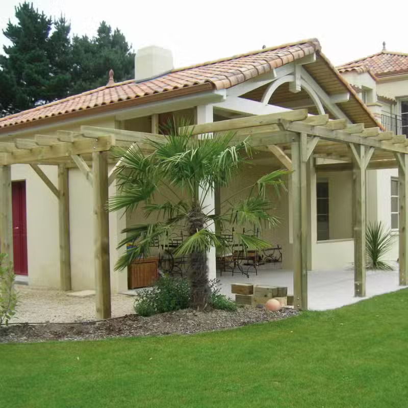 Maison avec pergola en bois et palmier.