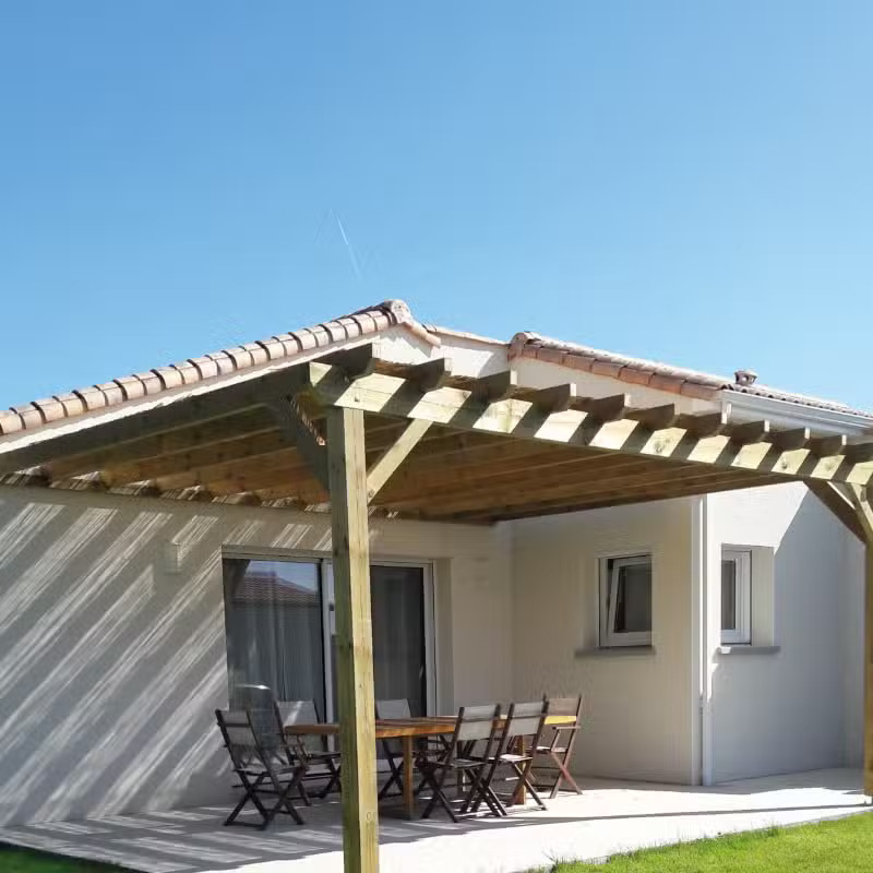 Terrasse avec pergola en bois et chaises.