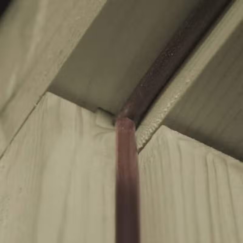 Gouttière dans un angle de toiture en bois.