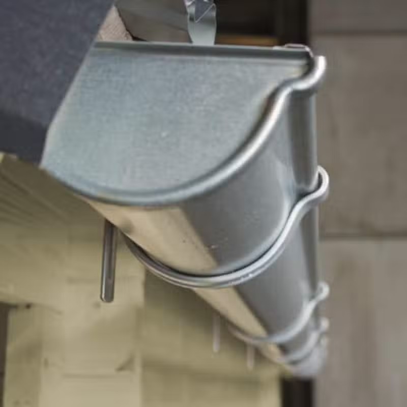 Gouttière métallique fixée au toit