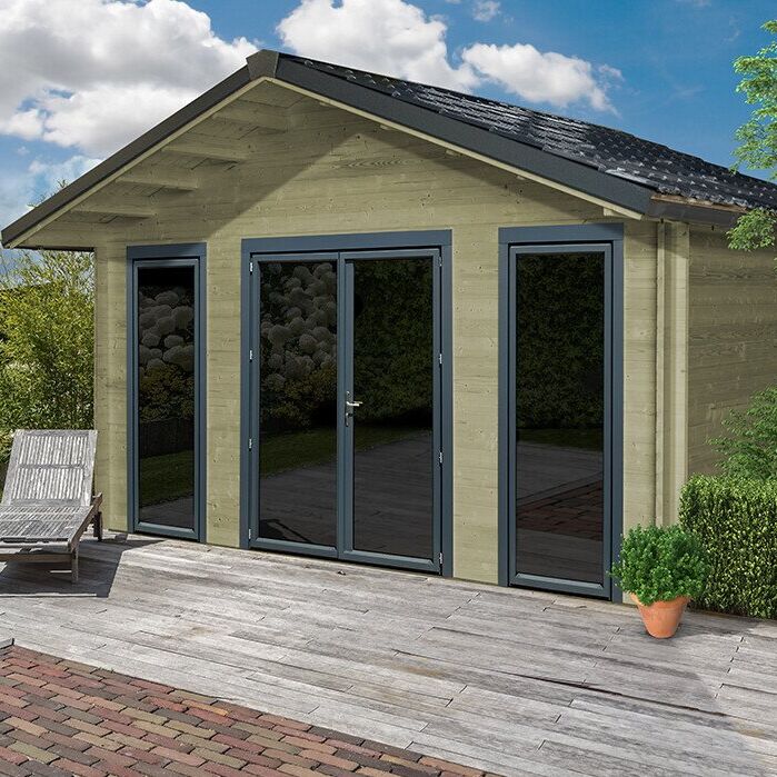 Abri en bois avec portes vitrées et terrasse.