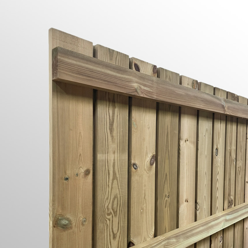 Clôture en bois clair, lames verticales