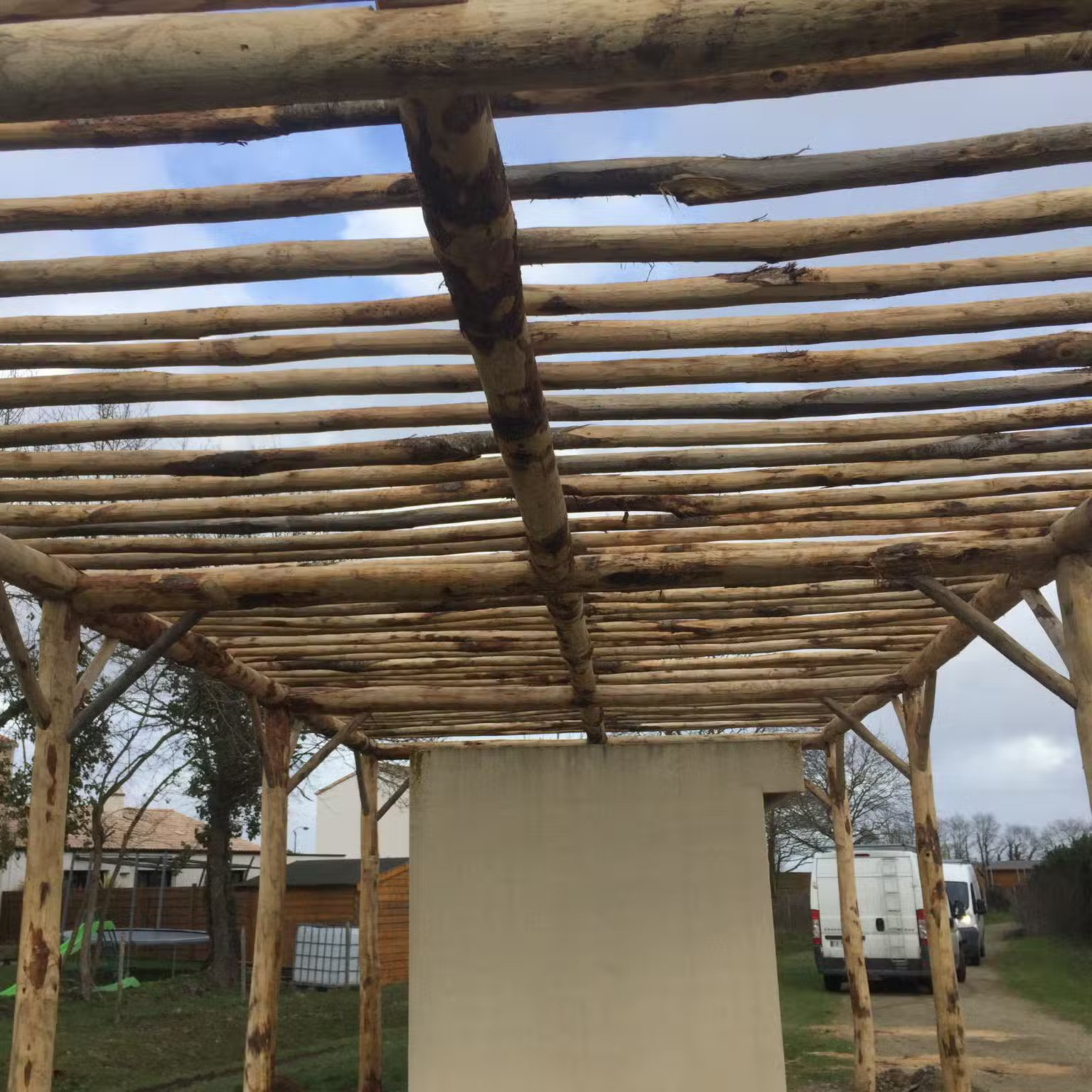 Toiture en bois naturel, style rustique extérieur.