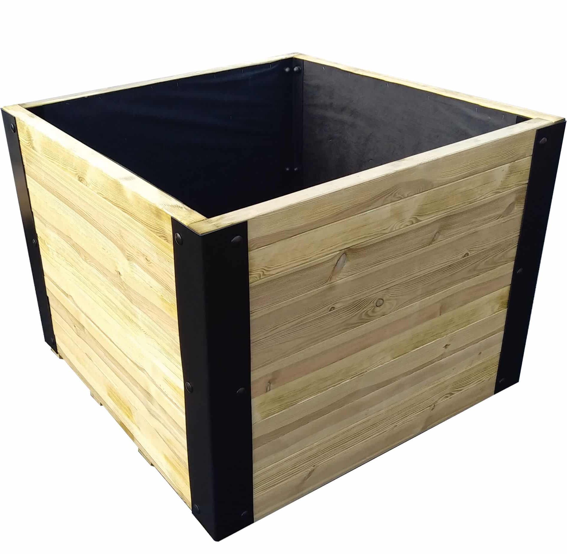 Bac carré en bois avec renforts métalliques.