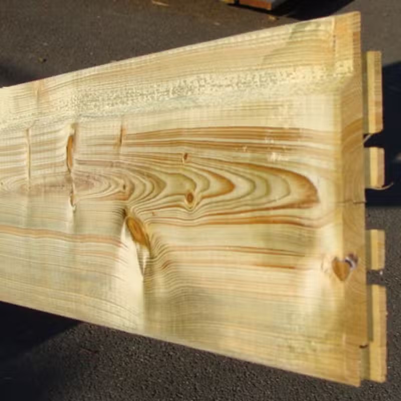 Planche de bois empilé sur une surface.