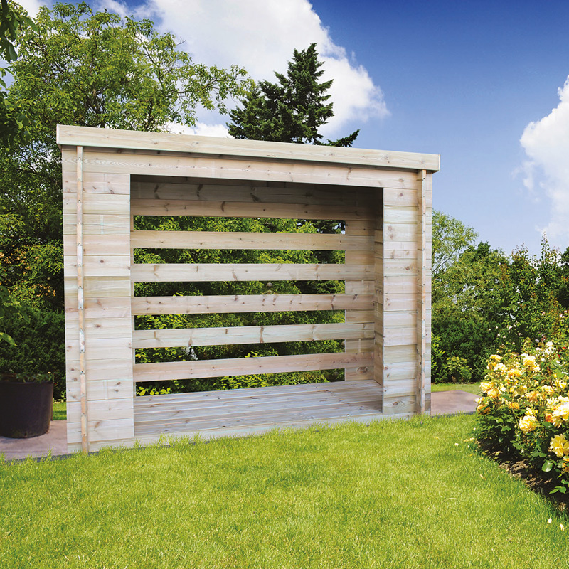 Abri en bois dans un jardin fleuri.