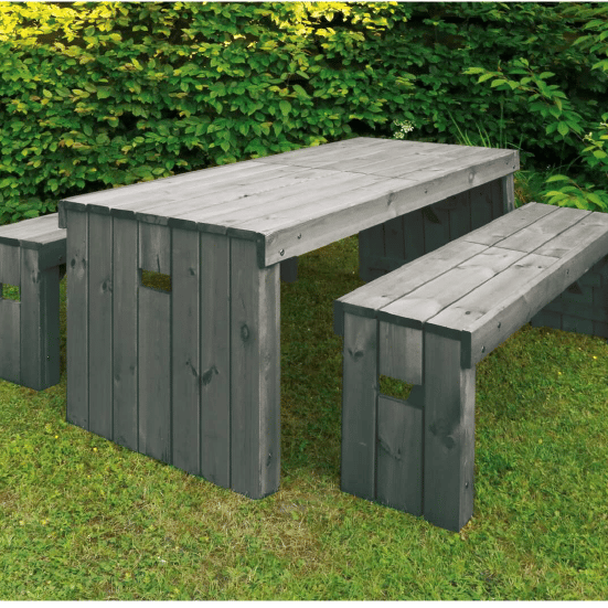 Table en bois avec bancs dans le jardin.