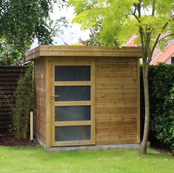 Abri de jardin en bois dans un jardin