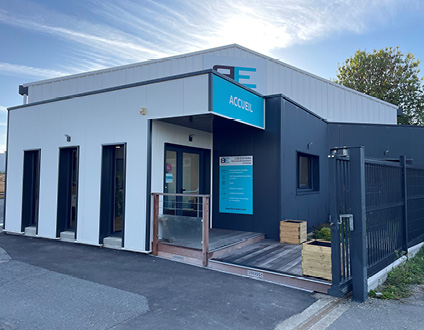 Entrée moderne d'un bâtiment avec panneau Accueil.