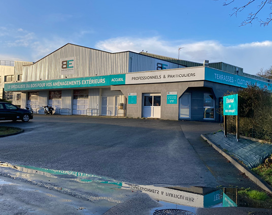 Entrée d'un magasin d'aménagements extérieurs en bois.