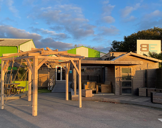 Structure en bois sous ciel nuageux.