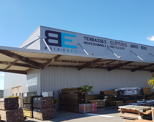 Entrepôt avec matériaux de construction extérieurs.