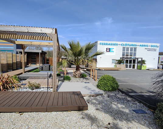 Showroom extérieur avec terrasses en bois moderne.