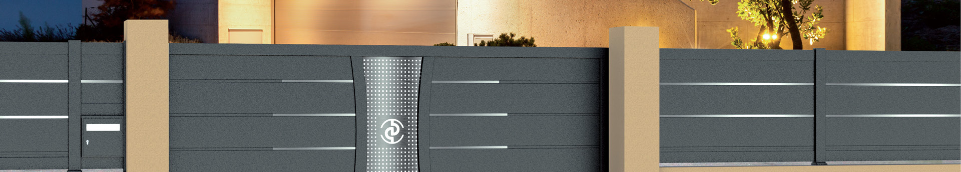 Clôture moderne en métal avec éclairage.