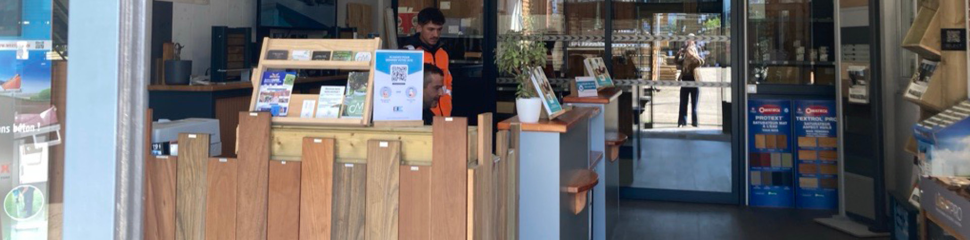 Intérieur d'un magasin de matériaux de construction.