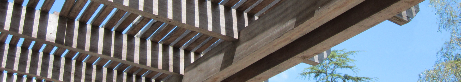Pergola en bois avec ciel bleu clair.