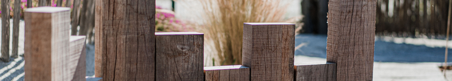 Clôture en bois sur plage ensoleillée.