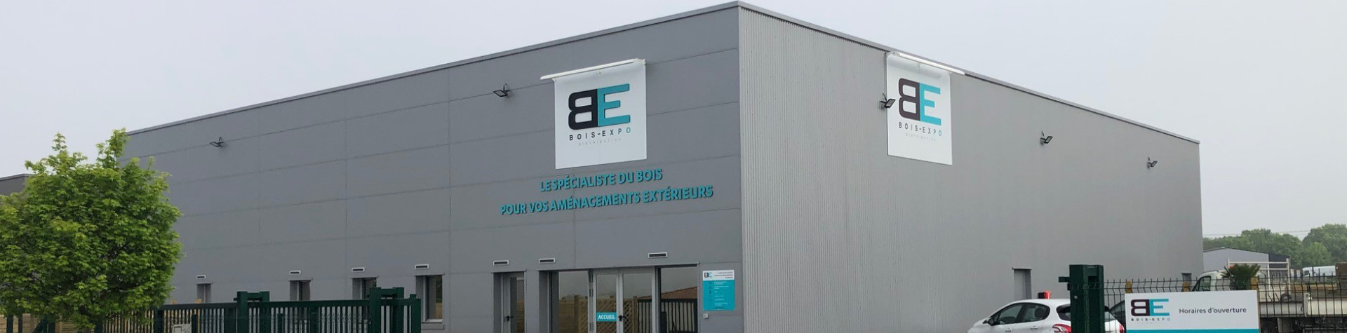 Bâtiment Bois-Expo avec panneaux extérieurs.