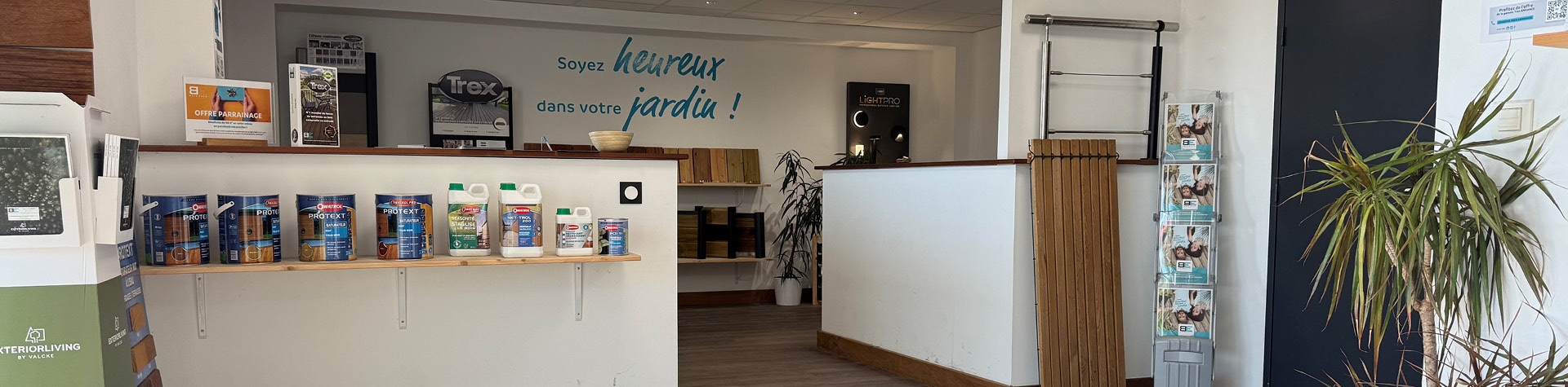 Intérieur de magasin de jardinage avec produits exposés.