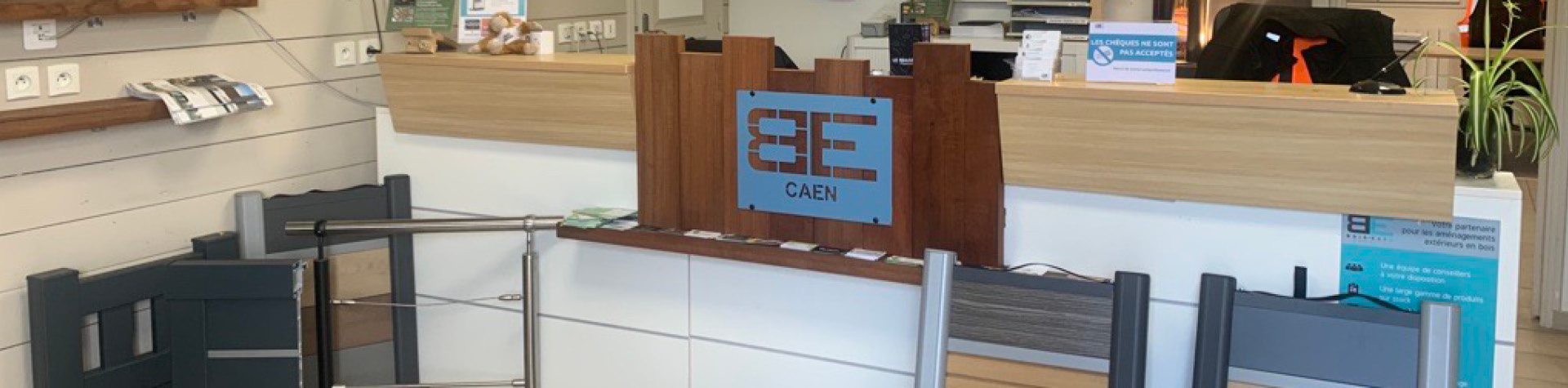 Comptoir et brochures dans un magasin de clôtures.