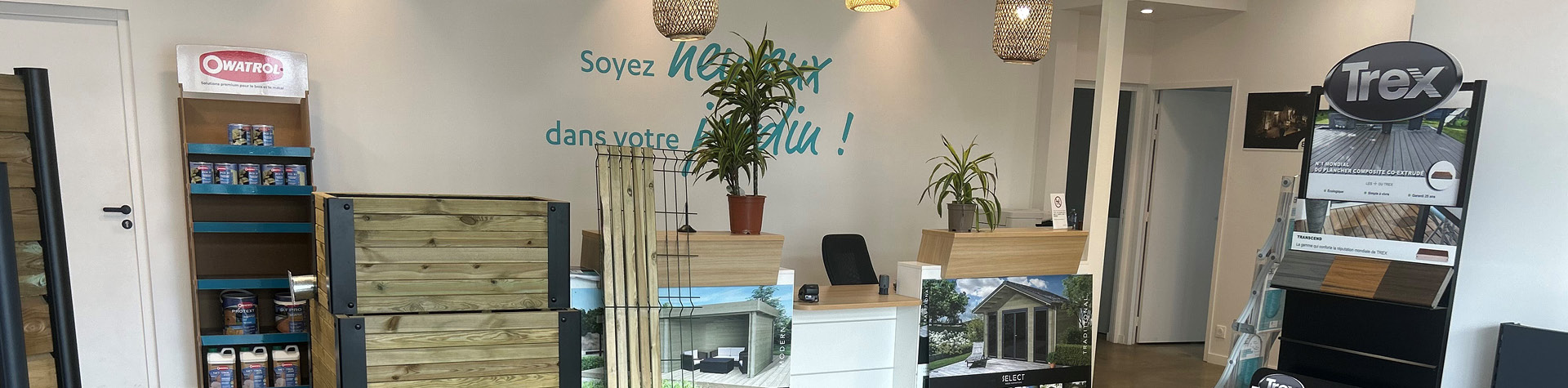 Boutique avec produits Owatrol et Trex exposés.