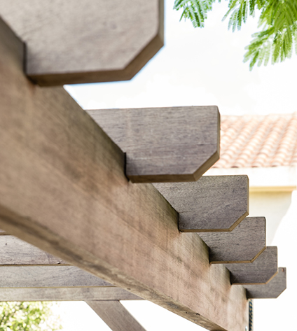 Pergola en bois, vue rapprochée.